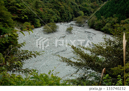 神ノ川左岸から見渡す広河原。一番奥が金山谷 133740232