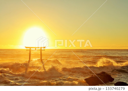 茨城県 大洗磯前神社 鳥居と波しぶき 茨城県 大洗磯前神社 鳥居と波しぶき 133740279