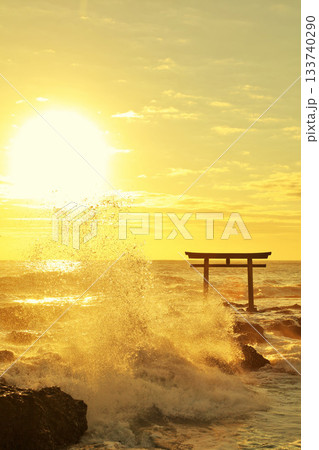 茨城県 大洗磯前神社 鳥居と波しぶき 茨城県 大洗磯前神社 鳥居と波しぶき 133740290