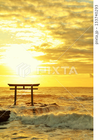 茨城県　大洗磯前神社からの初日の出 133740293