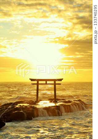 茨城県　大洗磯前神社からの初日の出 133740295