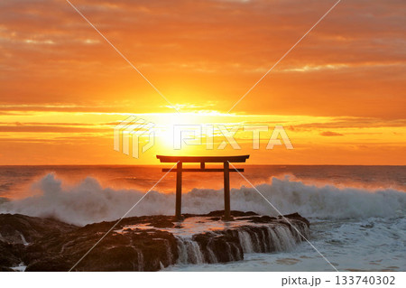 茨城県　大洗磯前神社からの初日の出 133740302