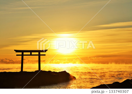 茨城県　大洗磯前神社からの初日の出と気嵐 133740307