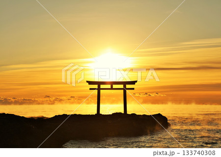 茨城県　大洗磯前神社からの初日の出と気嵐 133740308