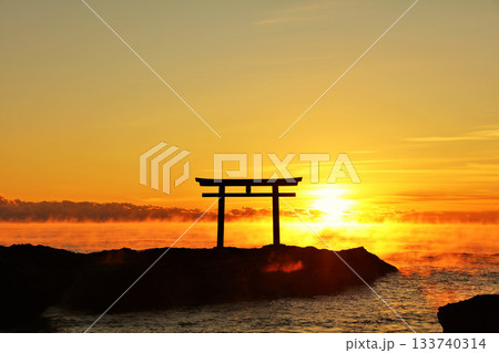 茨城県 大洗磯前神社からの初日の出と気嵐 茨城県 大洗磯前神社からの初日の出と気嵐 133740314