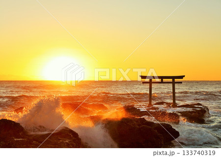 茨城県　大洗磯前神社　鳥居と波しぶき 133740319
