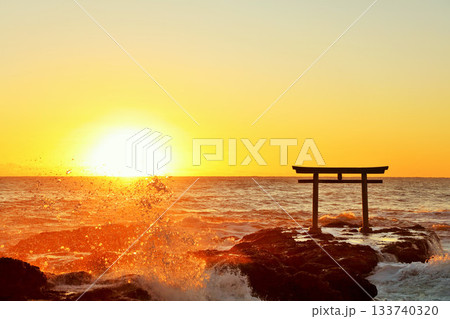 茨城県　大洗磯前神社　鳥居と波しぶき 133740320