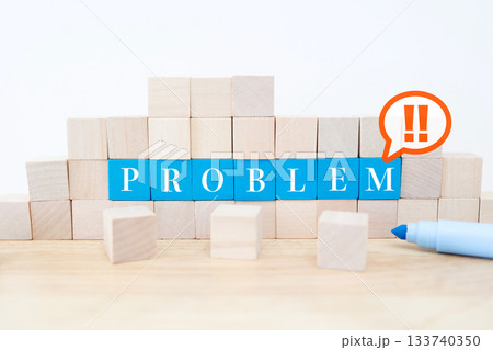 問題発生を示すPROBLEMの積み木の壁。 133740350