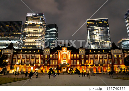 東京駅丸の内駅前広場から見る夜景の駅舎(辰野式ルネッサンスのデザイン)大正ロマンの赤レンガ 東京駅丸の内駅前広場から見る夜景の駅舎(辰野式ルネッサンスのデザイン)大正ロマンの赤レンガ 133740553