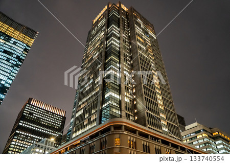 東京駅丸の内駅前広場から見る夜景の丸の内ビルディング(通称:丸ビル)東京都千代田区丸の内 東京駅丸の内駅前広場から見る夜景の丸の内ビルディング(通称:丸ビル)東京都千代田区丸の内 133740554
