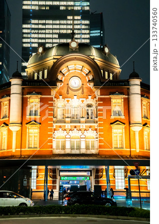 東京駅丸の内北口 ライトアップされた駅舎(辰野式ルネッサンスのデザイン)大正ロマンの赤レンガ 東京駅丸の内北口 ライトアップされた駅舎(辰野式ルネッサンスのデザイン)大正ロマンの赤レンガ 133740560