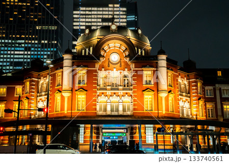 東京駅丸の内北口 ライトアップされた駅舎(辰野式ルネッサンスのデザイン)大正ロマンの赤レンガ 東京駅丸の内北口 ライトアップされた駅舎(辰野式ルネッサンスのデザイン)大正ロマンの赤レンガ 133740561