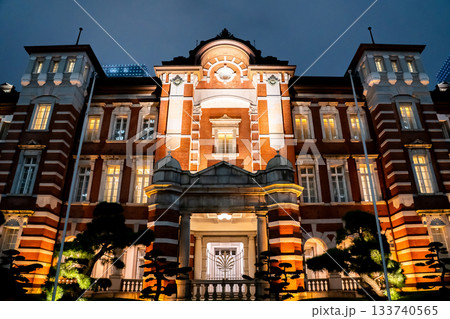 東京駅丸の内駅前広場から見る夜景の駅舎（辰野式ルネッサンスのデザイン）大正ロマンの赤レンガ 133740565