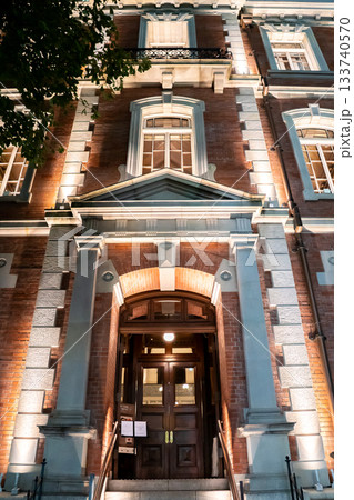 ライトアップ　三菱一号館美術館　丸の内最初の洋風建築の復元（イギリス・クイーンアン様式の煉瓦造） 133740570