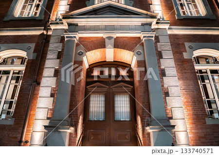 ライトアップ 三菱一号館美術館 丸の内最初の洋風建築の復元(イギリス・クイーンアン様式の煉瓦造) ライトアップ 三菱一号館美術館 丸の内最初の洋風建築の復元(イギリス・クイーンアン様式の煉瓦造) 133740571