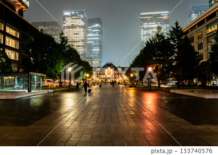 東京駅丸の内駅前広場から見る夜景の駅舎（辰野式ルネッサンスのデザイン）大正ロマンの赤レンガ 133740576