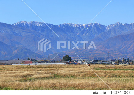 初冬の安曇野と北アルプス 133741008