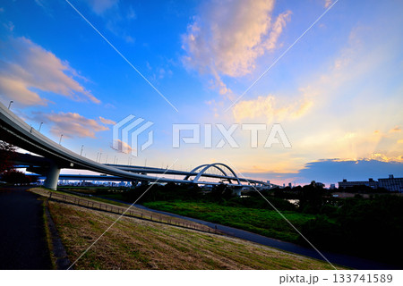 荒川 秋のさくらが紅葉した五色桜大橋と江北ジャンクションの夕景 荒川 秋のさくらが紅葉した五色桜大橋と江北ジャンクションの夕景 133741589