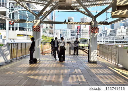 高輪ゲートウェイ駅ホームで電車を撮影する若者たち 高輪ゲートウェイ駅ホームで電車を撮影する若者たち 133741616