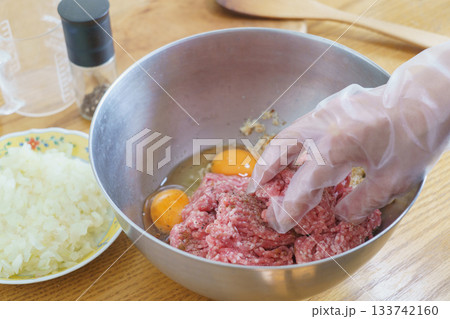 豚ひき肉で作るハンバーグ｜豚ひき肉とパン粉と生卵と玉ねぎ 133742160