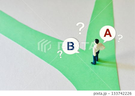 AかBか進む先を悩むビジネスマン AかBか進む先を悩むビジネスマン 133742226