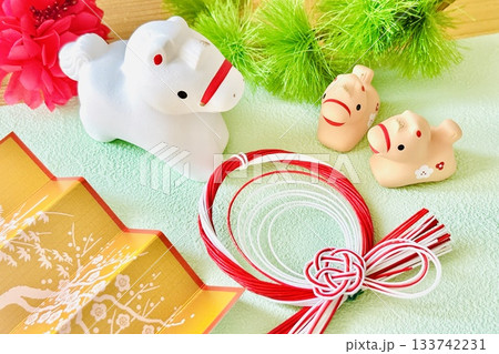 午年の年賀状素材　馬の親子と迎春飾り 133742231