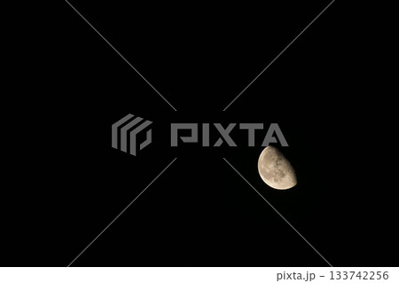 8月の夜空に月が浮かぶ06 133742256