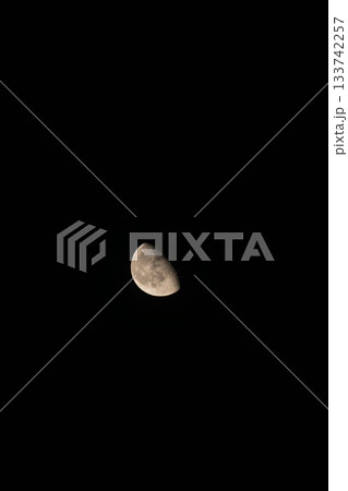 8月の夜空に月が浮かぶ07 133742257