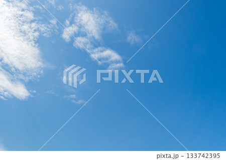 秋の空　穏やかな青空と雲48 133742395