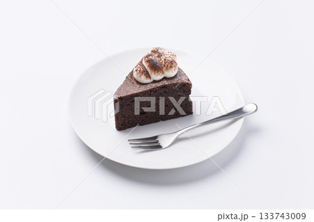 皿に盛られたケーキ ガトーショコラ 白背景 133743009