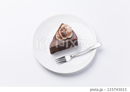 皿に盛られたケーキ ガトーショコラ 白背景 133743015