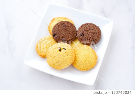 クッキー - 白いお皿に盛った、おいしそうなクッキー クッキー - 白いお皿に盛った、おいしそうなクッキー 133743024