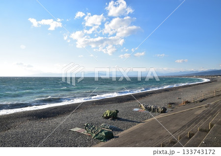 静岡県沼津市・千本浜海岸の美しい青い海と駿河湾の風景 静岡県沼津市・千本浜海岸の美しい青い海と駿河湾の風景 133743172