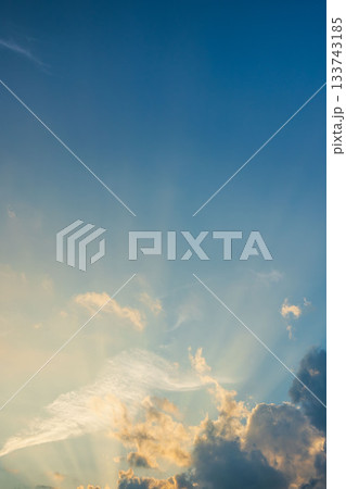 秋の空　夕暮れの時の空と雲51 133743185