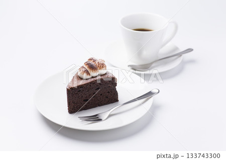 皿に盛られたケーキとコーヒー ガトーショコラ 白背景 皿に盛られたケーキとコーヒー ガトーショコラ 白背景 133743300