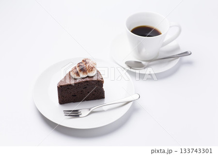 皿に盛られたケーキとコーヒー ガトーショコラ 白背景 133743301
