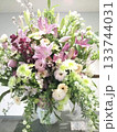 受付を彩る花瓶の花 133744031