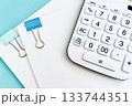 ビジネスイメージと資料と電卓 133744351