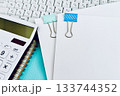 経理書類と電卓のあるデスク 133744352