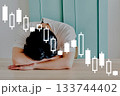株価の暴落に落ち込む男性 133744402