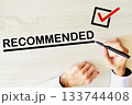 お勧めを紹介するビジネスマンの手 133744408