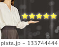 ビジネスの五つ星を示す女性 133744444