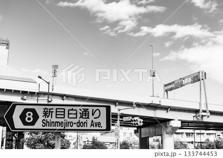 東京都心の交通 江戸川橋交差点 新目白通り 2025.11　モノクロ 133744453