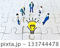 ジグソーパズルと電球とビジネスマン 133744478