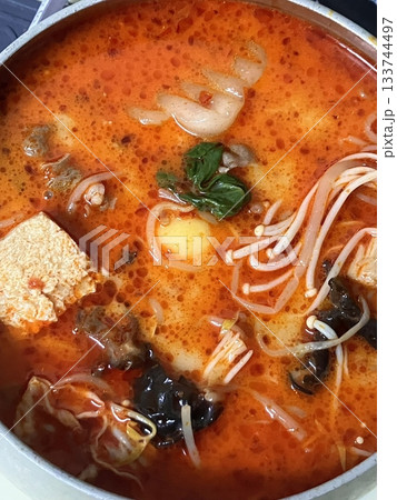 Malatang, a flavorful Chinese street food featuring a spicy and numbing Sichuan broth filled with customizable ingredients like meat, seafood, vegetables, and tofu. A warm and bold culinary experience 133744497