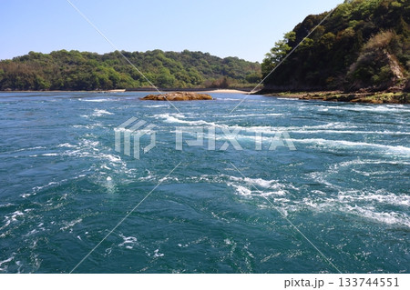 伯方島と鵜島の船折瀬戸における激しい潮流（越智諸島） 133744551