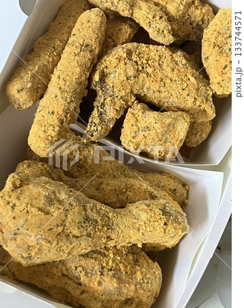 Crispy fried chicken with golden, crunchy skin and juicy, tender meat. A delicious and savory dish, perfect for any meal, served with dipping sauces or side dishes for extra flavor! 133744571