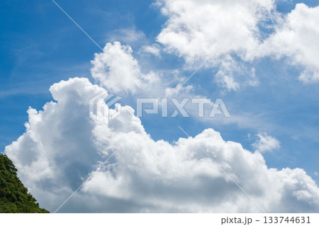 秋の空 夏の気配を残す青空と雲11 秋の空 夏の気配を残す青空と雲11 133744631
