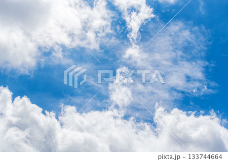 秋の空　夏の気配を残す青空と雲44 133744664