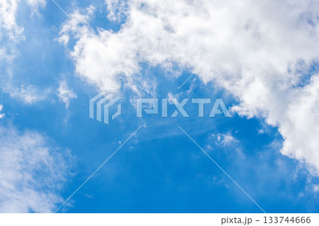 秋の空　夏の気配を残す青空と雲46 133744666
